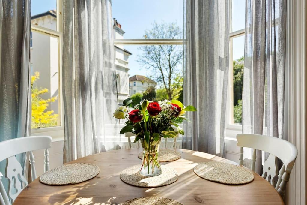 Appartamento Luxurious Victorian, A Few Minutes From The Beach - Sleeps 2 Adults And Up To 3 Children St Leonards-on-Sea Esterno foto