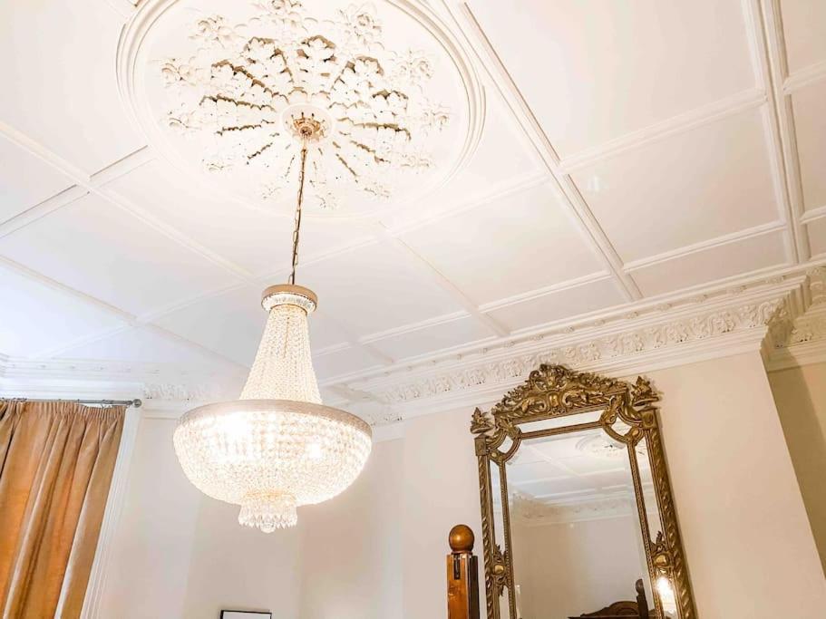 Appartamento Luxurious Victorian, A Few Minutes From The Beach - Sleeps 2 Adults And Up To 3 Children St Leonards-on-Sea Esterno foto