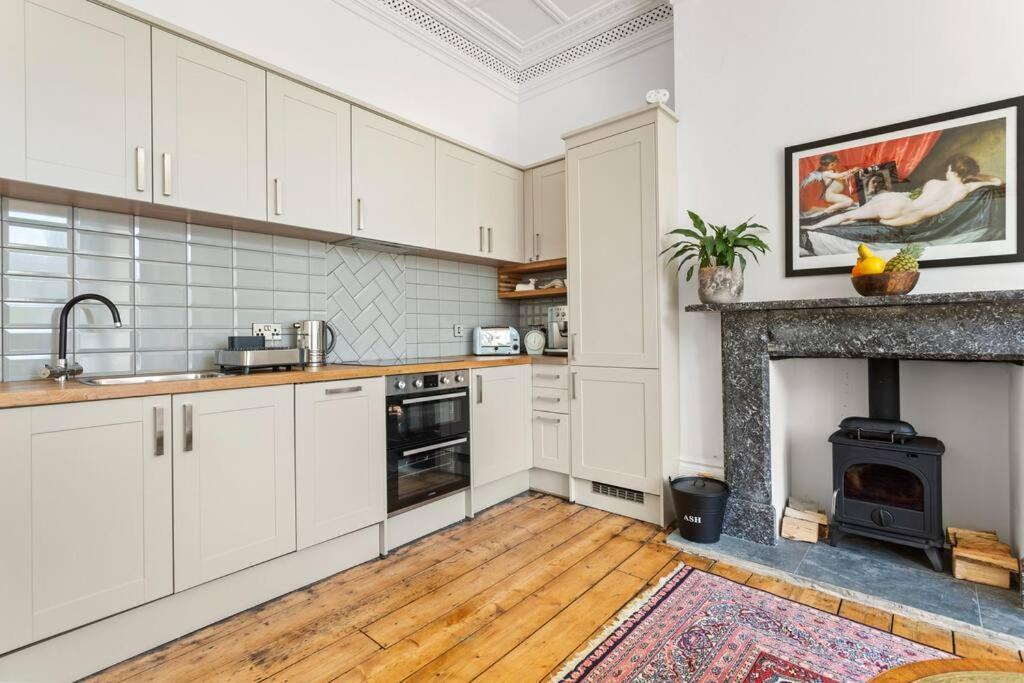 Appartamento Luxurious Victorian, A Few Minutes From The Beach - Sleeps 2 Adults And Up To 3 Children St Leonards-on-Sea Esterno foto